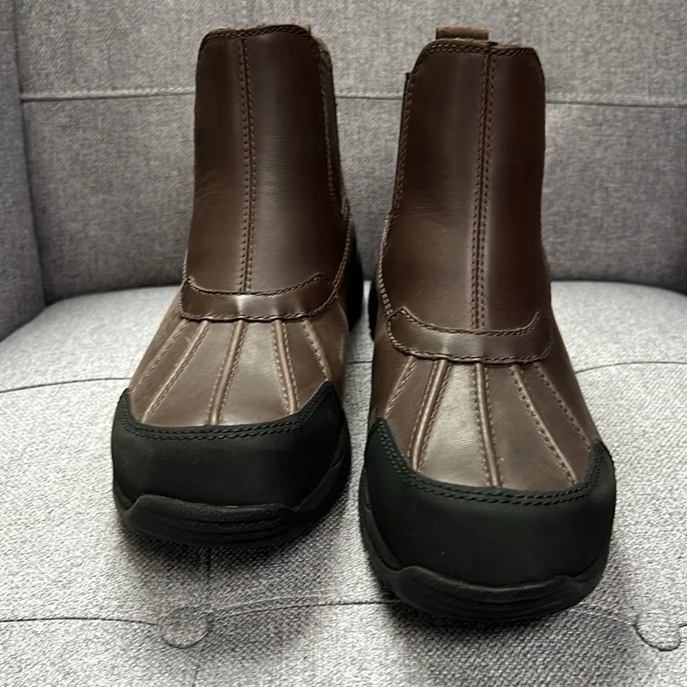 UGG MEN'S BUTTE CHELSEA BOOTS size 7/8